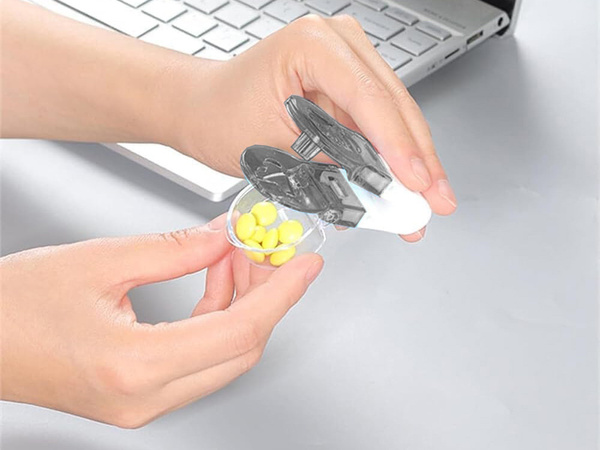 Wyciskacz do pigułek tabletek leków do wyciskania z opakowań podręczny