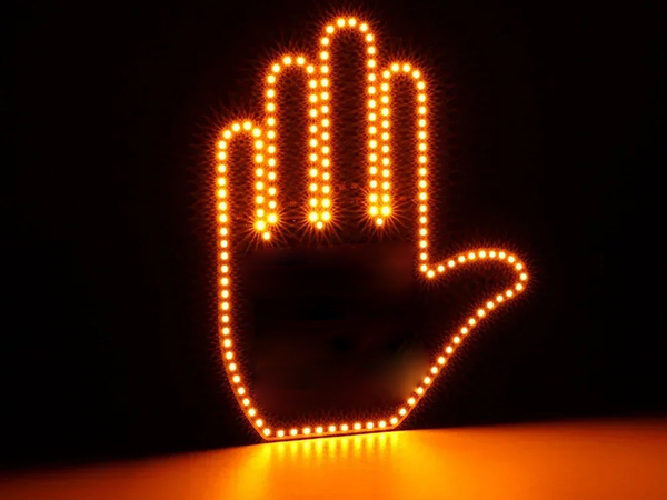 Sygnalizator gestów reka na tylną szybę samochodu środkowy palec led pilot