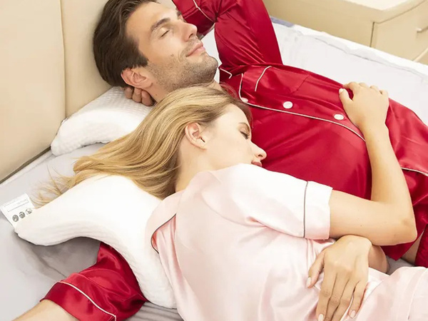 Poduszka ortopedyczna z otworem na rękę do spania memory biała łukowa