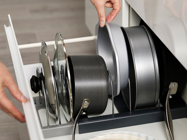 Stojak organizer na patelnie garnki rozsuwany