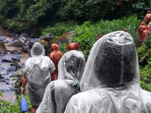 Płaszcz przeciwdeszczowy w kulce peleryna przeciwdeszczowa poncho brelok
